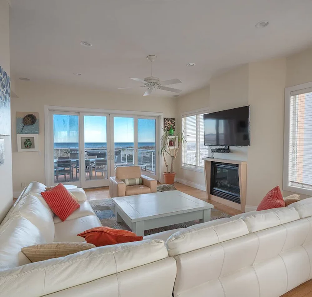 8 Bedroom Oceanfront Home — thumbnail 2 of 10
