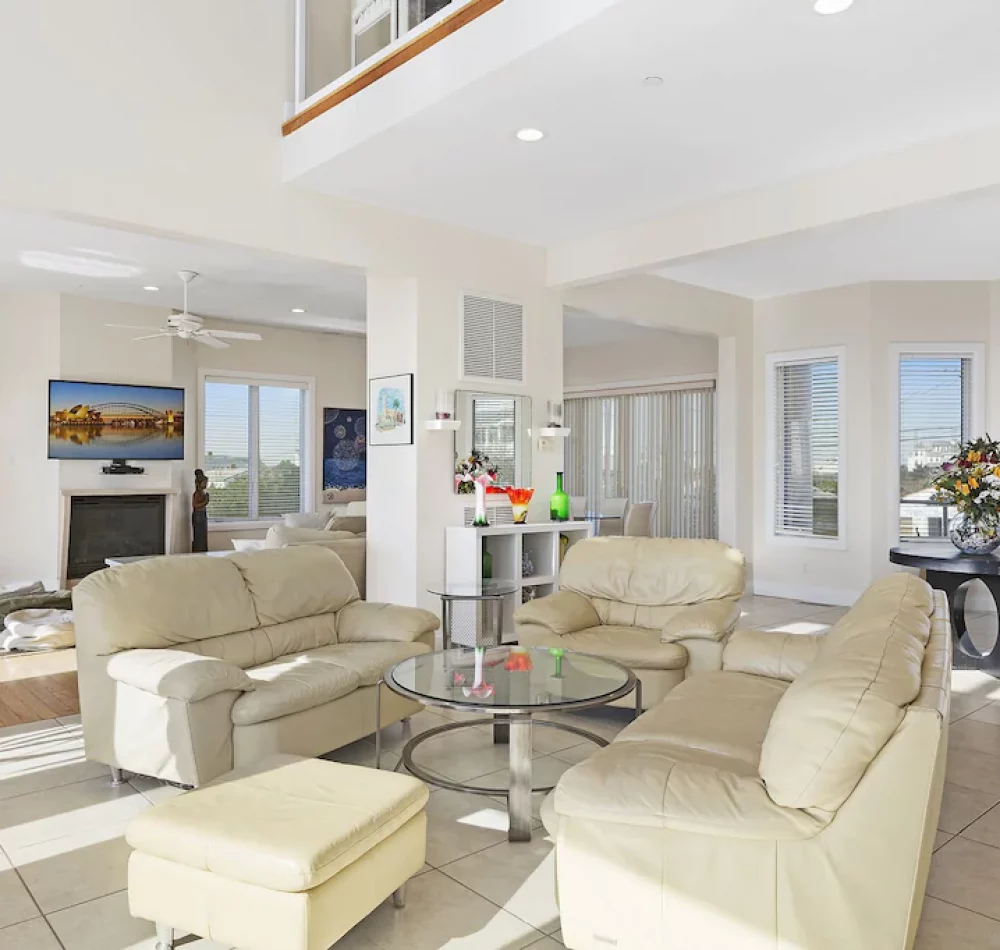 8 Bedroom Oceanfront Home — thumbnail 3 of 10